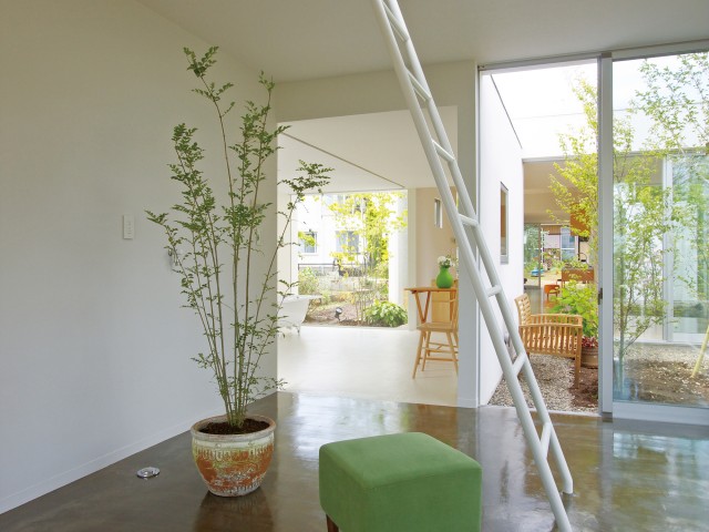 Laidback House in Sakura in Japan by Yamazaki Kentaro Design