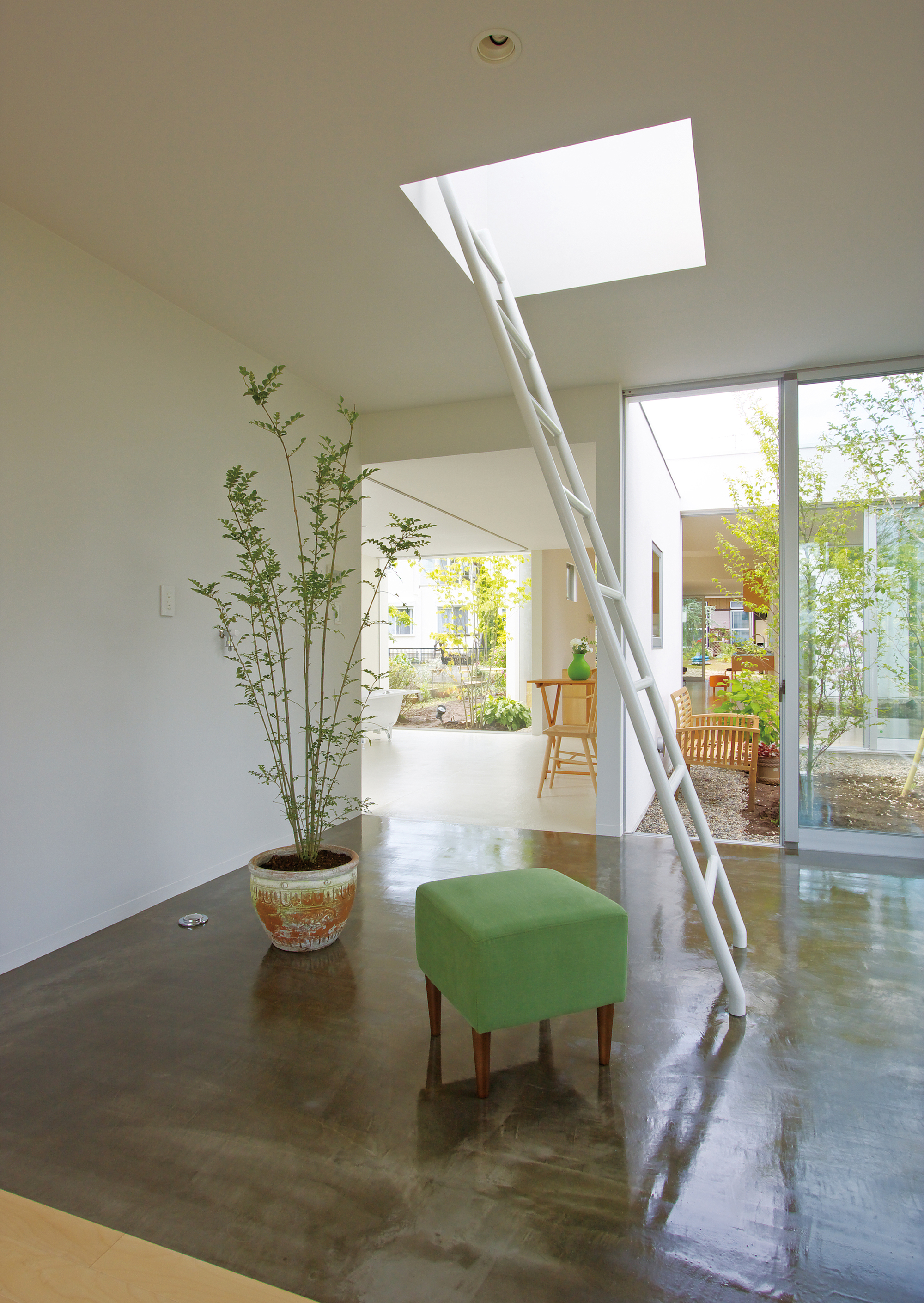Laidback House in Sakura in Japan by Yamazaki Kentaro Design